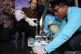 Rektor  Institut Teknologi Sepuluh Nopember (ITS) Surabaya Prof Mochamad Ashari (kiri) menyuntikkan larutan kimia FeCl3 (feri tri klorida) ke prototipe mobil berbahan bakar reaksi kimia bernama Spektronics Aerio Superior di ITS Surabaya, Jawa Timur, Senin (23/9/2019). Prototipe mobil buatan mahasiswa ITS itu akan mengikuti kompetisi internasional Chemeca Chem-e-Car Competition 2019 di Sydney, Australia pada 26 sampai 30 September 2019 mendatang. Antara Jatim/Didik Suhartono/ZK