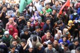 Sejumlah mahasiswa yang tergabung dalam Cipayung Plus Jember melakukan aksi di DPRD Jember, Jawa Timur, Senin (23/9/2019). Dalam aksinya ribuan mahasiswa menolak regulasi ngawur seperti RUU Pertanahan, UU Pemasyarakatan, RUU KUHP, dan revisi UU KPK. Antara Jatim/Seno/zk.