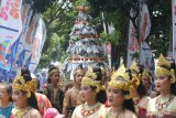 Warga berpakaian wayang orang mengarak gunungan berisi ikan goreng sebagai pembuka tradisi Grobyak di Sumber Gundi, Desa Tanjung, Kediri, Jawa Timur, Minggu (22/9/2019). Tradisi turun temurun memanen ikan hanya pada bulan Suro dalam penanggalan Jawa di mata air tersebut merupakan cara warga sekitar menjaga ekosistem agar tetap lestari. Antara Jatim/Prasetia Fauzani/zk.