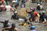 Warga beramai-ramai menangkap ikan saat tradisi Grobyak di Sumber Gundi, Desa Tanjung, Kediri, Jawa Timur, Minggu (22/9/2019). Tradisi turun temurun memanen ikan hanya pada bulan Suro dalam penanggalan Jawa di mata air tersebut merupakan cara warga sekitar menjaga ekosistem agar tetap lestari. Antara Jatim/Prasetia Fauzani/zk.