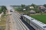 Rangkaian kereta uji beban (kiri) melintasi jalur baru saat bersilang dengan KA 155 Singasari relasi Blitar-Pasar Senen di jalur ganda Kereta Api (KA) saat dilakukan uji beban di Madiun, Jawa Timur, Selasa (24/9/2019). Uji beban jalur ganda KA dilakukan guna mencermati setiap titik pada jalur ganda sebelum difungsikan. Antara Jatim/Siswowidodo/zk.