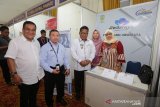 Ketua Forum Komunikasi BUMN Aceh Ediwardo Ritonga (dua kanan) mendapingi Wali Kota Banda Aceh Aminullah Usman (tengah) mengunjugi anjungan peserta pameran bursa kerja “Job Fair 2019” yang digelar Pemerintah Kota Banda Aceh di gedung Amel Convention Banda Aceh, Aceh, Rabu (25/9/2019). Antara Aceh/Irwansyah Putra.