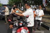 Senior Manager SDM dan Umum PT PLN Unit Induk Wilayah (UIW) Aceh, Yoserianto memasangkan masker kepada pengguna jalan di Darussalam Banda Aceh, Rabu (25/9/2019) Antara Aceh/Khalis Surry