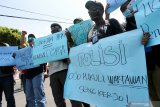 Aksi Jurnalis Blitar Tolak Kekerasan. Sejumlah jurnalis membawa poster berisikan tuntutan saat menggelar aksi didepan gedung DPRD Kota Blitar, Jawa Timur, Rabu (25/9/2019). Aksi jurnalis gabungan dari PWI dan IJTI tersebut menuntut Kapolri untuk menindak tegas oknum polisi yang melakukan kekerasan terhadap wartawan yang meliput aksi demonstrasi mahasiswa di Makassar, serta meminta pemerintah menghapus Rancangan Undang-Undang (RUU) Kitab Undang-Undang Hukum Pidana (KUHP) yang dinilai bakal mengancam kebebasan Pers dan bertentangan dengan UU Nomor 40 tahun 1999 tentang Pers. Antara Jatim/Irfan Anshori/zk