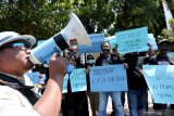 Sejumlah jurnalis berorasi sambil membawa poster berisikan tuntutan saat menggelar aksi didepan gedung DPRD Kota Blitar, Jawa Timur, Rabu (25/9/2019). Aksi jurnalis gabungan dari PWI dan IJTI tersebut menuntut Kapolri untuk menindak tegas oknum polisi yang melakukan kekerasan terhadap wartawan yang meliput aksi demonstrasi mahasiswa di Makassar, serta meminta pemerintah menghapus Rancangan Undang-Undang (RUU) Kitab Undang-Undang Hukum Pidana (KUHP) yang dinilai bakal mengancam kebebasan Pers dan bertentangan dengan UU Nomor 40 tahun 1999 tentang Pers. Antara Jatim/Irfan Anshori/zk
