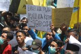 Massa mahasiswa berunjuk rasa di depan gedung DPRD Kabupaten Kediri, Jawa Timur, Rabu (25/9/2019). Ratusan mahasiswa dari sejumlah perguruan tinggi yang tergabung dalam Aliansi Mahasiswa Kediri turun ke jalan guna menyerukan penolakan terhadap Rancangan Undang-Undang Pertanahan yang dinilai menciderai amanat reformasi. Antara Jatim/Prasetia Fauzani/zk.