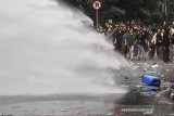 Massa yang tergabung dalam Aliansi Rakyat Menggugat menghindar dari serangan kendaraan water canon saat ricuh aksi unjuk rasa di Gedung DPRD Jawa Barat, Selasa (24/9/2019). Aksi yang diikuti oleh mahasiswa, pelajar dan warga yang menuntut untuk menolak RUU yang dianggap bermasalah tersebut berakhir ricuh dan bentrok. ANTARA JABAR/Novrian Arbi/agr