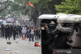 Massa yang tergabung dalam Aliansi Rakyat Menggugat bentrok dengan petugas kepolisian saat aksi unjuk rasa di Gedung DPRD Jawa Barat, Selasa (24/9/2019). Aksi yang diikuti oleh mahasiswa, pelajar dan warga yang menuntut untuk menolak RUU yang dianggap bermasalah tersebut berakhir ricuh dan bentrok. ANTARA JABAR/Novrian Arbi/agr
