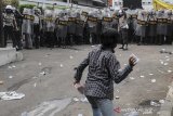 Massa yang tergabung dalam Aliansi Rakyat Menggugat melempari aparat kepolisian saat aksi unjuk rasa di Gedung DPRD Jawa Barat, Selasa (24/9/2019). Aksi yang diikuti oleh mahasiswa, pelajar dan warga yang menuntut untuk menolak RUU yang dianggap bermasalah tersebut berakhir ricuh dan bentrok. ANTARA JABAR/Novrian Arbi/agr