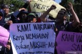 Sejumlah jurnalis berunjuk rasa di Jalan Gubernur Suryo, Surabaya, Jawa Timur, Rabu (25/9/2019). Mereka mengecam tindakan kekerasan yang diduga dilakukan oknum polisi terhadap jurnalis yang meliput aksi unjuk rasa mahasiswa di Makassar. Antara Jatim/Didik Suhartono/ZK