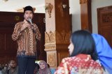 Bupati Madiun Ahmad Dawami Ragil Saputro menyampaikan pemaparan di depan Aparatur Sipil Negara (ASN) di Pendopo Ronggo Djoemono Kabupaten Madiun, Jawa Timur, Selasa (24/9/2019). Pemaparan hasil program kerja tersebut dalam rangka Refleksi Satu Tahun Pemerintahan Bupati Ahmad Dawami Ragil Saputro dan Wakil Bupati Hari Wuryanto periode 2018-2022. Antara Jatim/Siswowidodo