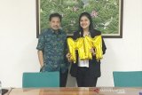 Kahiyang Ayu meraih predikat cum laude wisuda di IPB