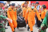 Tim SAR gabungan menggotong kantong berisi jenazah korban kecelakaan pesawat Carpediem Air di Bandara Mozes Kilangin, Timika, Papua, Rabu (25/9/2019). Pesawat Twin Otter DHC 6-400 nomor registrasi PK-CDC yang hilang kontak sejak Rabu (18/9/19) itu ditemukan menabrak tebing di wilayah Distrik Hoeya, Kabupaten Mimika, Papua. Peristiwa itu merenggut empat korban jiwa. ANTARA FOTO/Sevianto Pakiding/nym.