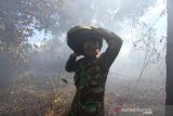 Personel TNI menyiapkan peralatan pemadaman Kebakaran hutan dan lahan (Karhutla) di kawasan Guntung Damar, Banjarbaru, Kalimantan Selatan, Rabu (25/9/2019). Petugas gabungan terus berupaya memadamkan kebakaran hutan dan lahan di kawasan dekat dengan Bandara dan rumah penduduk sementara Polda Kalsel telah menetapkan 20 tersangka pembakar lahan, dua diantaranya dari korporasi. Foto Antaranews Kalsel/Bayu Pratama S.