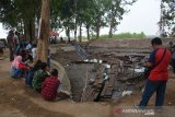 Warga melihat struktur situs petirtaan yang ada di dasar sendang Dusun Sumberbeji, Desa Kesamben, Kecamatan Ngoro, Jombang, Jawa Timur, Rabu (25/9/2019). Pasca eskavasi tahap pertama yang dilakukan Balai Pelestarian Cagar Budaya (BPCB) Jawa Timur, pihak Pemerintah Kabupaten Jombang dan Desa berencana menjadikan lokasi situs cagar budaya petirtaan Sumberbeji tersebut sebagai destinasi wisata sejarah baru. Antara Jatim/Syaiful Arif/zk.