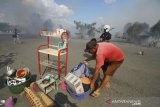 Warga bersama petugas mengevakuasi perabotan rumah tangga saat kebakaran lahan di kawasan Danau Cermin, Banjarbaru, Kalimantan Selatan, Rabu (25/9/2019). Petugas gabungan terus berupaya memadamkan kebakaran hutan dan lahan di kawasan dekat dengan Bandara dan rumah penduduk sementara Polda Kalsel telah menetapkan 20 tersangka pembakar lahan, dua diantaranya dari korporasi. Foto Antaranews Kalsel/Bayu Pratama S.