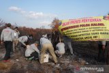 Tim Satgas Gakum Karhutla Dit Reskrimsus Polda Kalsel menyegel lahan yang terbakar milik PT BIT di Kecamatan Martapura Barat, Kabupaten Banjar, Kalimantan Selatan, Rabu (25/9/2019).Polda Kalsel melakukan olah TKP dan penyegelan lokasi lahan seluas 1.192 hektare milik  PT MIB dan lahan seluas 92 hektare milik PT BIT untuk penyelidikan kasus kebakaran hutan dan lahan di Kalsel.Foto Antaranews Kalsel/Juhri/Bay.