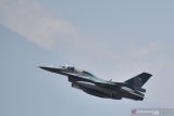 Penerbang pesawat tempur F-16 bermanuver sebelum melakukan 'flypass' membentuk formasi angka 4 di atas kawasan Lanud Iswahjudi saat melakukan latihan di Magetan, Jawa Timur, Rabu (25/9/2019). Latihan penerbang tempur tersebut merupakan bagian dari persiapan demo udara guna memeriahkan peringatan Hari Ulang Tahun (HUT) ke-74 TNI 5 Oktober 2019 di Lanud Halim Perdana Kusumah Jakarta. Antara Jatim/Siswowidodo/zk.