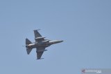 Penerbang pesawat tempur T-50i Golden Eagle bermanuver di atas kawasan Lanud Iswahjudi saat melakukan latihan di Magetan, Jawa Timur, Rabu (25/9/2019). Latihan penerbang tempur tersebut merupakan bagian dari persiapan demo udara guna memeriahkan peringatan Hari Ulang Tahun (HUT) ke-74 TNI 5 Oktober 2019 di Lanud Halim Perdana Kusumah Jakarta. Antara Jatim/Siswowidodo/zk.