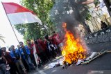 Mahasiswa membakar ban saat berunjuk rasa di depan Gedung Dewan Perwakilan Rakyat Daerah (DPRD) Kabupaten Sidoarjo, Jawa Timur, Rabu (25/9/2019). Mereka menolak UU KPK hasil revisi dan pengesahan RUU KUHP. Antara Jatim/Umarul Faruq/zk