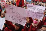 Sejumlah mahasiswa Universitas Muhammadiyah Pontianak berunjukrasa di DPRD Provinsi Kalimantan Barat di Pontianak, Rabu (25/9/2019). Dalam aksi damai yang diikuti mahasiswa dari berbagai kampus se-Pontianak tersebut mereka menolak UU KPK hasil revisi, pengesahan Rancangan KUHP serta RUU Pertanahan. ANTARA FOTO/Jessica Helena WuysangANTARA FOTO/JESSICA HELENA WUYSANG (ANTARA FOTO/JESSICA HELENA WUYSANG)