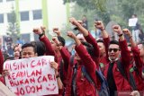 Sejumlah mahasiswa Universitas Muhammadiyah Pontianak berunjukrasa di DPRD Provinsi Kalimantan Barat di Pontianak, Rabu (25/9/2019). Dalam aksi damai yang diikuti mahasiswa dari berbagai kampus se-Pontianak tersebut mereka menolak UU KPK hasil revisi, pengesahan Rancangan KUHP serta RUU Pertanahan. ANTARA FOTO/Jessica Helena WuysangANTARA FOTO/JESSICA HELENA WUYSANG (ANTARA FOTO/JESSICA HELENA WUYSANG)