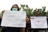 Dua mahasiswa membawa poster saat berunjukrasa di DPRD Provinsi Kalimantan Barat di Pontianak, Rabu (25/9/2019). Dalam aksi damai tersebut mereka mereka menuntut DPR untuk membatalkan UU KPK dan Rancangan Undang Undang KUHP karena dinilai melemahkan fungsi KPK. ANTARA FOTO/Jessica Helena WuysangANTARA FOTO/JESSICA HELENA WUYSANG (ANTARA FOTO/JESSICA HELENA WUYSANG)