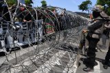 Polisi berjaga ketika mahasiswa yang tergabung dalam Aliansi Mahasiswa Jawa Timur melakukan aksi unjuk rasa di depan kantor DPRD Jatim, Surabaya, Jawa Timur, Kamis (26/9/2019). Antara Jatim/Zabur Karuru.