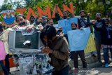 Sejumlah jurnalis dari media daring, cetak, dan televisi melakukan aksi teatrikal di Alun-alun Kota Cimahi, Jawa Barat, Kamis (26/9/2019). Dalam aksinya, mereka mengecam sikap arogansi oknum aparat keamanan pelaku kekerasan terhadap 11 orang jurnalis di berbagai wilayah di Indonesia saat meliput aksi unjuk rasa mahasiswa yang menolak RKUHP dan Undang-undang KPK. ANTARA JABAR/Raisan Al Farisi/agr