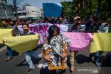 Sejumlah jurnalis dari media daring, cetak, dan televisi melakukan aksi teatrikal di Alun-alun Kota Cimahi, Jawa Barat, Kamis (26/9/2019). Dalam aksinya, mereka mengecam sikap arogansi oknum aparat keamanan pelaku kekerasan terhadap 11 orang jurnalis di berbagai wilayah di Indonesia saat meliput aksi unjuk rasa mahasiswa yang menolak RKUHP dan Undang-undang KPK. ANTARA JABAR/Raisan Al Farisi/agr