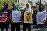 Massa Yang tergabung dalam Gerakan Umat Lintas Iman Se-Jawa Barat (Geulis) melakukan aksi unjuk rasa di depan Gedung Sate, Bandung, Jawa Barat, Rabu (25/9/2019). Aksi tersebut bertujuan untuk menuntut Pemerintah dan DPR segera mengesahkan RUU PKS tanpa perlu menunggu pengesahan RKHUP karena dianggap perlu untuk menghentikan kasus kekerasan seksual di Indonesia yang terus meningkat. ANTARA FOTO/Novrian Arbi/agr