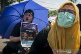 Massa Yang tergabung dalam Gerakan Umat Lintas Iman Se-Jawa Barat (Geulis) melakukan aksi unjuk rasa di depan Gedung Sate, Bandung, Jawa Barat, Rabu (25/9/2019). Aksi tersebut bertujuan untuk menuntut Pemerintah dan DPR segera mengesahkan RUU PKS tanpa perlu menunggu pengesahan RKHUP karena dianggap perlu untuk menghentikan kasus kekerasan seksual di Indonesia yang terus meningkat. ANTARA FOTO/Novrian Arbi/agr