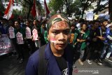 Mahasiswa gabungan dari perguruan tinggi berunjuk rasa di depan Gedung DPRD Kalsel, Banjarmasin, Kalimantan Selatan, Kamis (26/9/2019). Dalam aksi yang diikuti ratusan mahasiswa dari berbagai perguruan tinggi dan pelajar di kalsel tersebut untuk menyampaikan tuntutan mereka menolak sejumlah RUU serta meminta mencabut UU KPK yang baru.Foto Antaranews Kalsel/Bayu Pratama S.