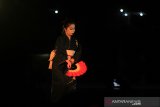 Penari asal Jepang Tomomi Yokosuka menampilkan tarian berjudul Empat Musim dalam gelaran Dermayu Dance Festival di Indramayu, Jawa Barat, Rabu (25/9/2019). Gelaran tari tersebut untuk menumbuhkan kecintaan generasi muda terhadap kesenian tradisi. ANTARA JABAR/Dedhez Anggara/agr