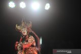 Penari asal Malang Bambang Supriyono menampilkan tari Topeng Gunung dalam gelaran Dermayu Dance Festival di Indramayu, Jawa Barat, Rabu (25/9/2019). Gelaran tari tersebut untuk menumbuhkan kecintaan generasi muda terhadap kesenian tradisi. ANTARA JABAR/Dedhez Anggara/agr