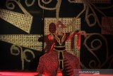 Penari dari Sanggar Asem Gede menampilkan tarian Trebang Randu Kentir dalam gelaran Dermayu Dance Festival di Indramayu, Jawa Barat, Rabu (25/9/2019). Gelaran tari tersebut untuk menumbuhkan kecintaan generasi muda terhadap kesenian tradisi. ANTARA JABAR/Dedhez Anggara/agr