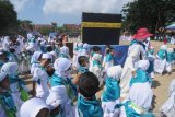 Siswa Raudlatul Athfal (RA) mengikuti gebyar manasik haji yang digagas Kantor Kemenag di Halaman Pendopo Kabupaten Pamekasan, Jawa Timur, Kamis (26/9/2019). Kegiatan yang diikuti siswa RA se Kabupaten Pamekasan itu guna menanamkan pengetahuan tentang rukun haji kepada anak sejak usia dini. Antara Jatim/Saiful Bahri/zk