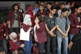 Sejumlah mahasiswa yang ditahan pascaaksi demontrasi DPR diperlihatkan kepada wartawan sebelum dibebaskan di Polda Metrojaya,Jakarta, Kamis (26/9/2019). Polda Metro Jaya membebaskan 56 mahasiswa yang berasal dari dua universitas yakni Universitas Singaperbangsa Karawang (Unsika) dan Universitas Buana Perjuangan yang mengikuti aksi demonstrasi di depan kompleks parlemen pada Selasa, 24 September 2019. ANTARA FOTO/Reno Esnir/nym.