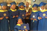 150 TKI Hong Kong diwisuda S1 di kapal pesiar