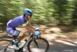 Pebalap sepeda dari PGN Cycling Team Ahmad Firdaus memacu sepedanya pada Kejuaraan Internasional Tour de Banyuwangi Ijen (ITdBI) 2019 etape kedua di Banyuwangi, Jawa Timur, Kamis (26/9/2019).  Pada etape kedua ITdBI 2019 dimulai dari Taman Nasional Alas Purwo dan finis di halaman Pemkab Banyuwangi dengan menempuh jarak 148,2 kilometer. Antara Jatim/Budi Candra Setya/zk.
