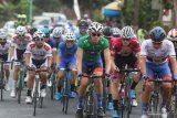 Pebalap sepeda beradu cepat pada Kejuaraan Internasional Tour de Banyuwangi Ijen (ITdBI) 2019 etape kedua di Banyuwangi, Jawa Timur, Kamis (26/9/2019).  Pada etape kedua ITdBI 2019 dimulai dari Taman Nasional Alas Purwo dan finis di halaman Pemkab Banyuwangi dengan menempuh jarak 148,2 kilometer. Antara Jatim/Budi Candra Setya/zk.