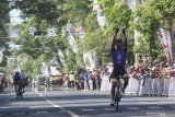 Pebalap sepeda Indonesia dari PGN Cycling Team Aiman Cahyadi (kanan) berselebrasi usai memenangi etape kedua Kejuaraan Internasional Tour de Banyuwangi Ijen (ITdBI) 2019 etape kedua di Banyuwangi, Jawa Timur, Kamis (26/9/2019).  Pada etape kedua ITdBI 2019 dimulai dari Taman Nasional Alas Purwo dan finis di halaman Pemkab Banyuwangi dengan menempuh jarak 148,2 kilometer. Antara Jatim/Budi Candra Setya/zk.