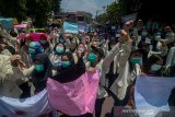 Ratusan mahasiswa Stikes Unjani melakukan aksi unjuk rasa di depan Kantor DPRD Kota Cimahi, Jawa Barat, Kamis (26/9/2019). Dalam aksinya, mereka menuntut agar aparat keamanan memulangkan mahasiswa yang di tahan di Jakarta serta menolak RKUHP dan Undang-undang KPK. ANTARA JABAR/Raisan Al Farisi/agr