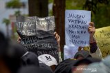 Ratusan mahasiswa Stikes Unjani melakukan aksi unjuk rasa di depan Kantor DPRD Kota Cimahi, Jawa Barat, Kamis (26/9/2019). Dalam aksinya, mereka menuntut agar aparat keamanan memulangkan mahasiswa yang di tahan di Jakarta serta menolak RKUHP dan Undang-undang KPK. ANTARA JABAR/Raisan Al Farisi/agr