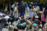 Ratusan mahasiswa Stikes Unjani melakukan aksi unjuk rasa di depan Kantor DPRD Kota Cimahi, Jawa Barat, Kamis (26/9/2019). Dalam aksinya, mereka menuntut agar aparat keamanan memulangkan mahasiswa yang di tahan di Jakarta serta menolak RKUHP dan Undang-undang KPK. ANTARA JABAR/Raisan Al Farisi/agr