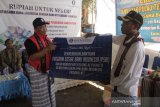 Bantuan perlengkapan olahraga bagi warga Lamalera