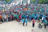 Seribuan mahasiswa memasuki halaman gedung DPR Aceh saat menggelar aksi menuntut keadilan di Simpang Lima Banda Aceh, Kamis (26/9/2019). Antara Aceh/Ampelsa.