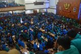 Sejumlah mahasiswa dari berbagai perguruan tinggi memasuki ruang sidang utama saat aksi unjuk rasa di gedung DPR Aceh, Banda Aceh, Aceh, Kamis (26/9/2019). DPR Aceh terpaksa membatalkan sidang paripurna pembahasan Rancangan Qanun Program Legislasi tahun 2019 akibat aksi unjuk rasa tersebut. ANTARA FOTO/Ampelsa/wsj.