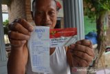 Keluarga penerima manfaat (KPM) Slamet Sodi (63) menunjukkan saldo kartu keluarga sejahtera (KKS) miliknya yang kosong selama lima bulan untuk pencairan bantuan pangan nontunai (BPNT) di Desa Kademangan, Kecamatan Mojoagung, Jombang, Jawa Timur, Kamis (26/9/2019). Berdasarkan data Dinas Sosial (Dinsos) Kabupaten Jombang dan Koordinator Teknis (Korteks) pada Agustus 2019 ada sekitar 840 orang penerima manfaat BPNT yang Kartu Keluarga Sejahtera (KKS) nya tidak terisi saldo rata-rata selama 5 bulan, sehingga mereka tidak bisa membelanjakan kebutuhan beras dan atau telor di agen warung (e-warong). Kondisi ini sudah dilaporkan pihak terkait ke Kemensos serta pihak bank. Antara Jatim/Syaiful Arif /zk