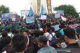 Seribuan mahasiswa membentang poster dan spanduk saat menggelar aksi menuntut keadilan di Simpang Lima Banda Aceh, Kamis (26/9/2019). Antara Aceh/Ampelsa.